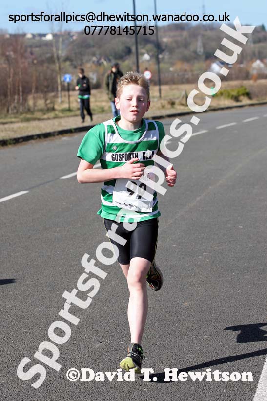 Under-13s boys and girls Elswick Harriers Good Friday Road Relays. Photo: David T. Hewitson/Sports for All Pics